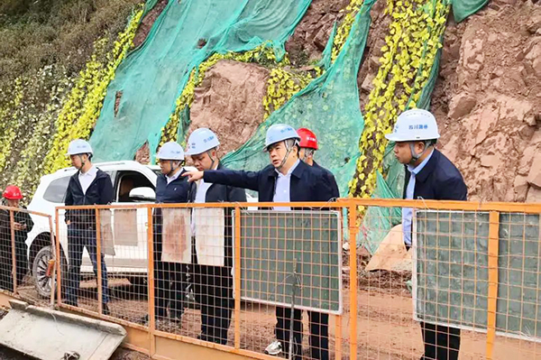 川交公司黨委書記、董事長杜江林一行深入西寧高速公路項(xiàng)目、會(huì)祿高速項(xiàng)目開展“五一”節(jié)前安全專項(xiàng)檢查