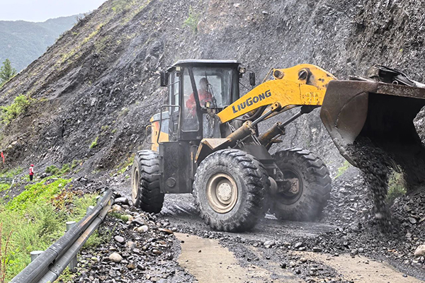 麻德公路突發滑坡 政企聯動快速搶通